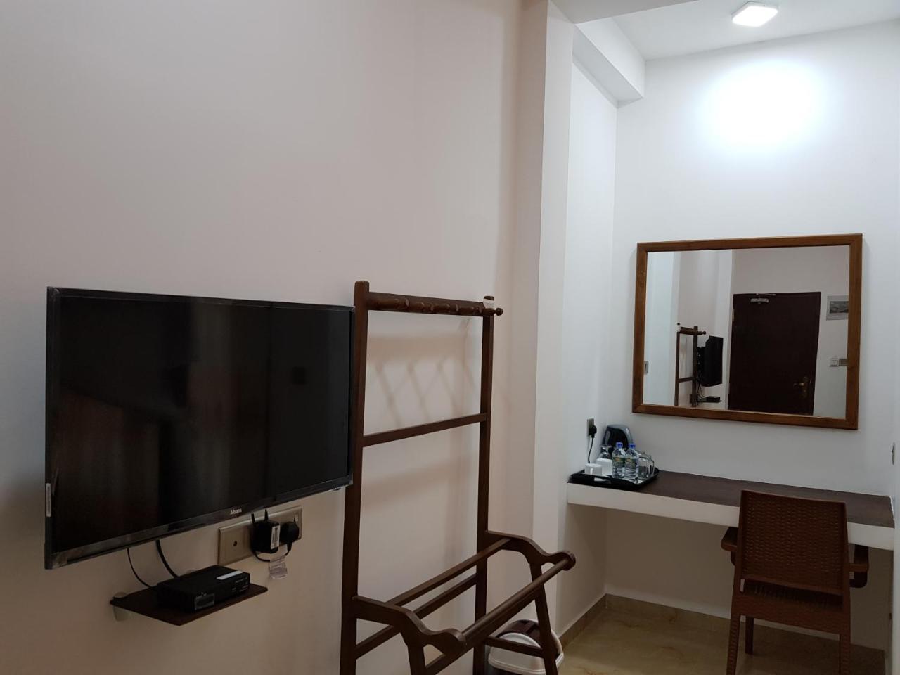 My Whales Guest House Banduramulla Екстериор снимка