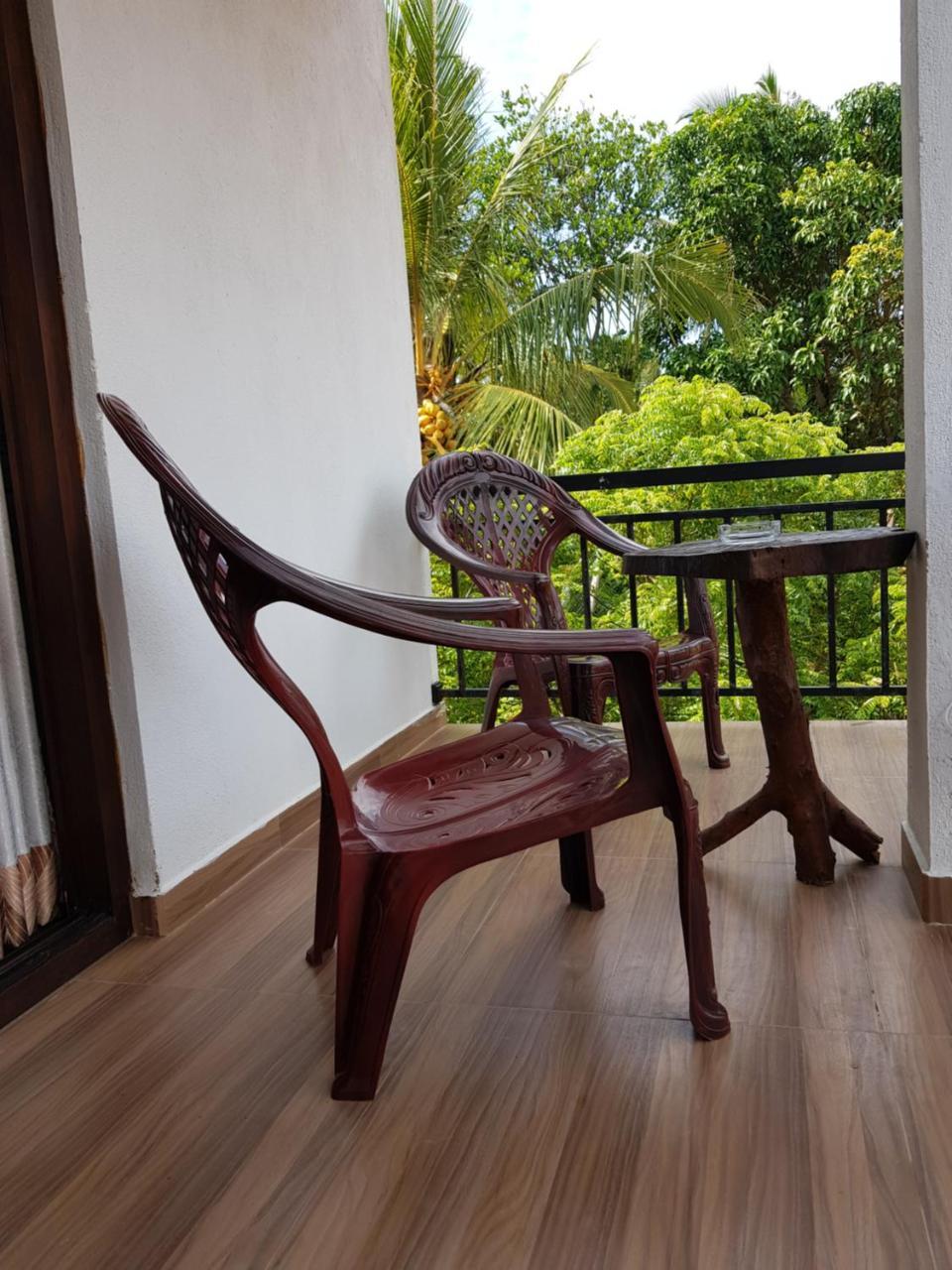 My Whales Guest House Banduramulla Екстериор снимка